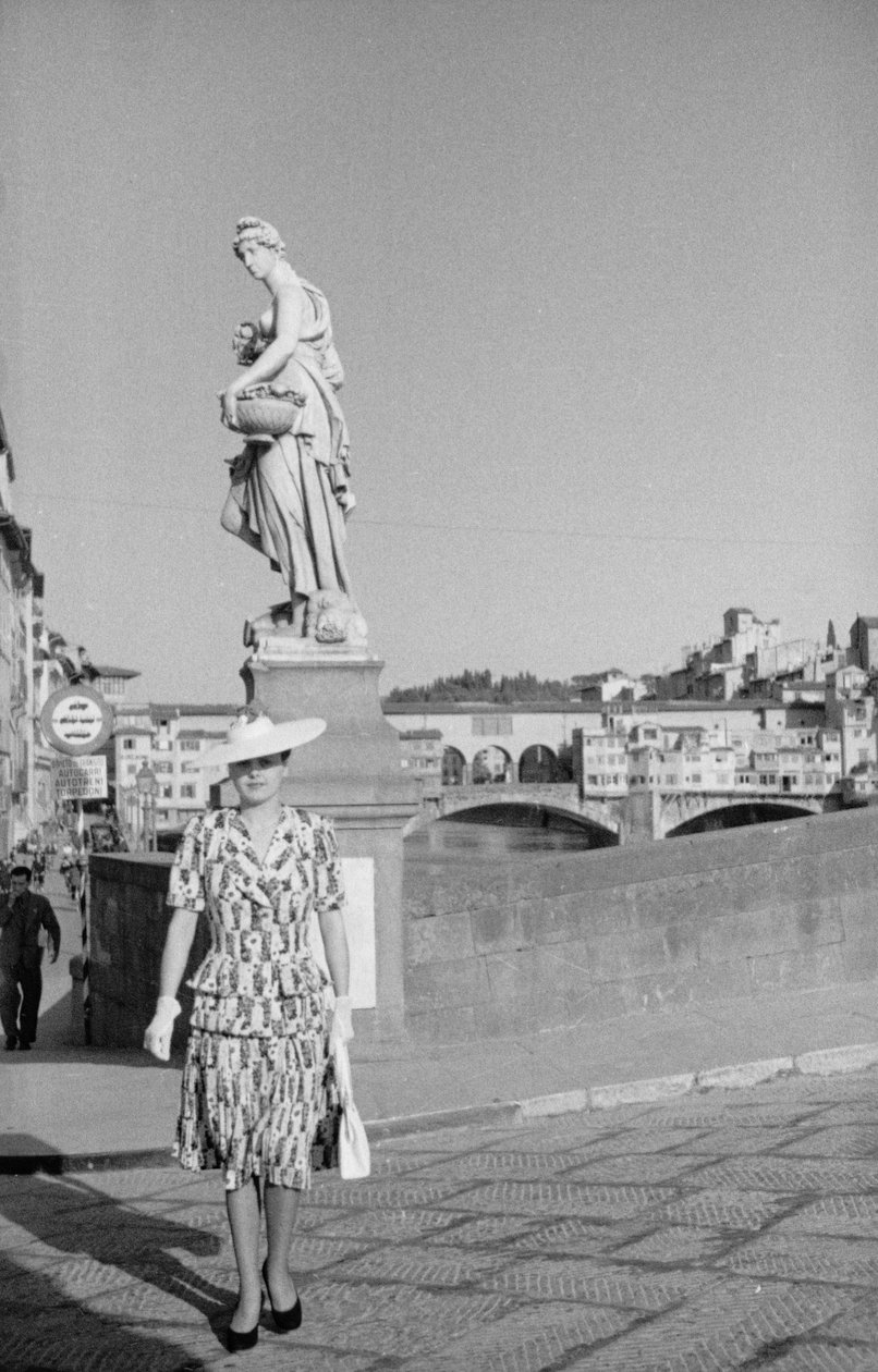 Malli poseeraa Santa Trinitan sillalla Firenzessä valokuvauksen aikana, 2.-3. kesäkuuta 1941 (s/w-kuva). tekijältä Vincenzo Balocchi