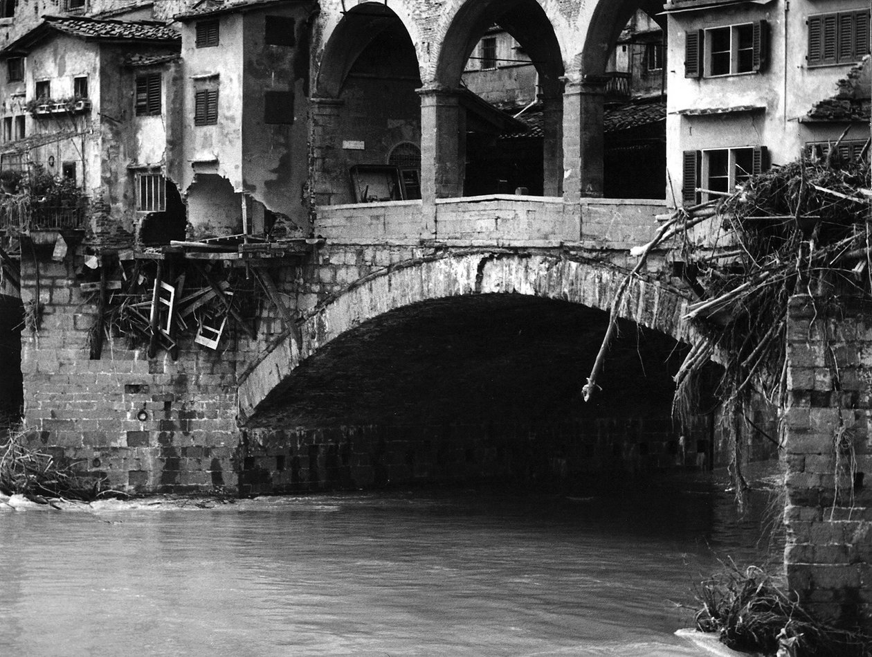 Ponte Vecchio on puoliksi tuhoutunut Firenzen tulvan jälkeen. tekijältä Vincenzo Balocchi