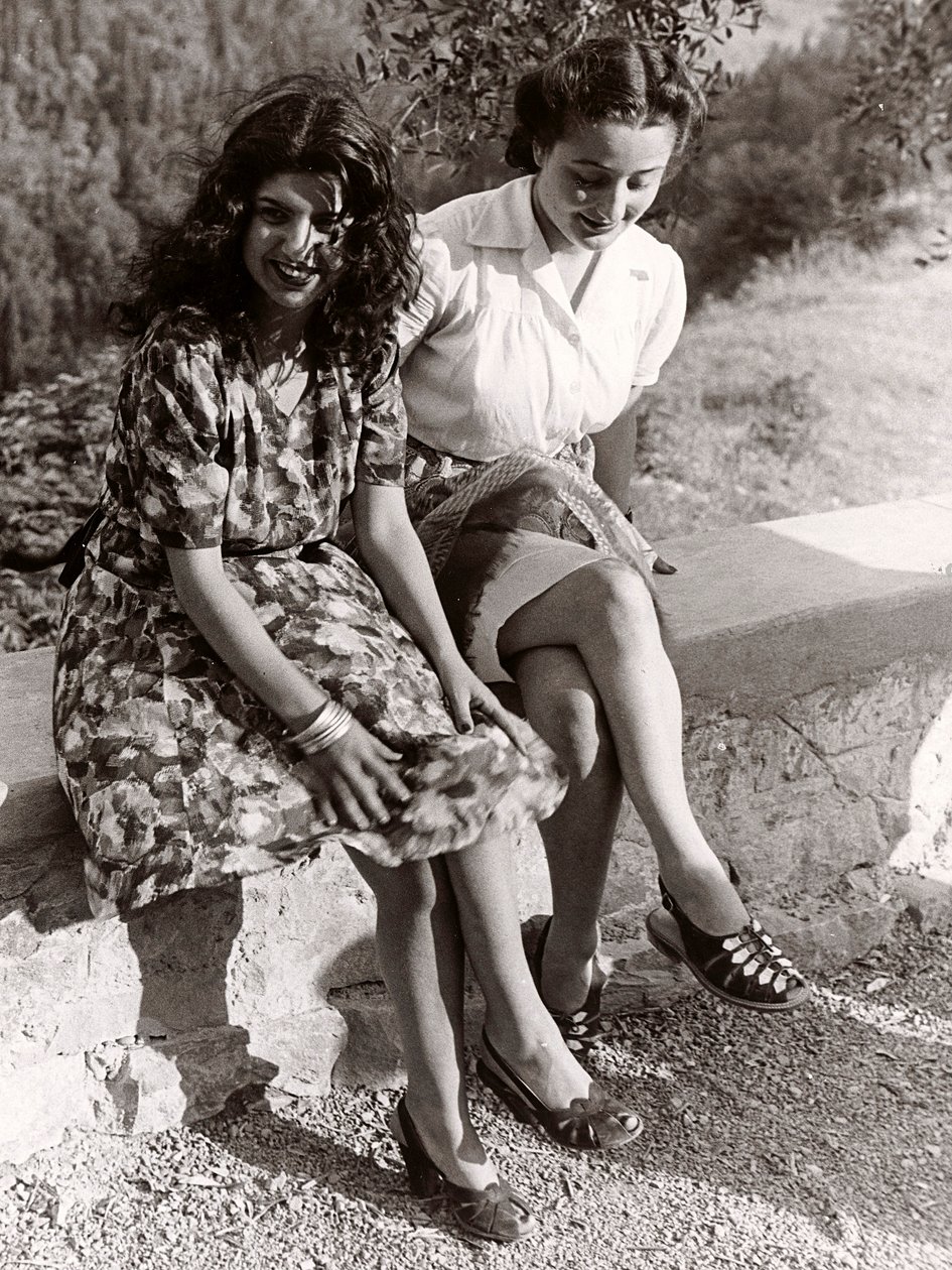 Kaksi tyttöä istuu seinällä, Italia, 1940 (s/w-kuva). tekijältä Vincenzo Balocchi