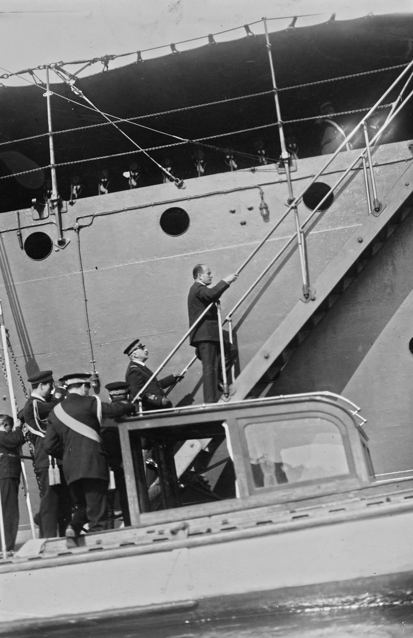 Albumi "Duce": Benito Mussolini siviilivaatteissa Real Ferruccio -laivan tikkailla Gaetan satamassa (m/v kuva) tekijältä Vincenzo Pignatiello