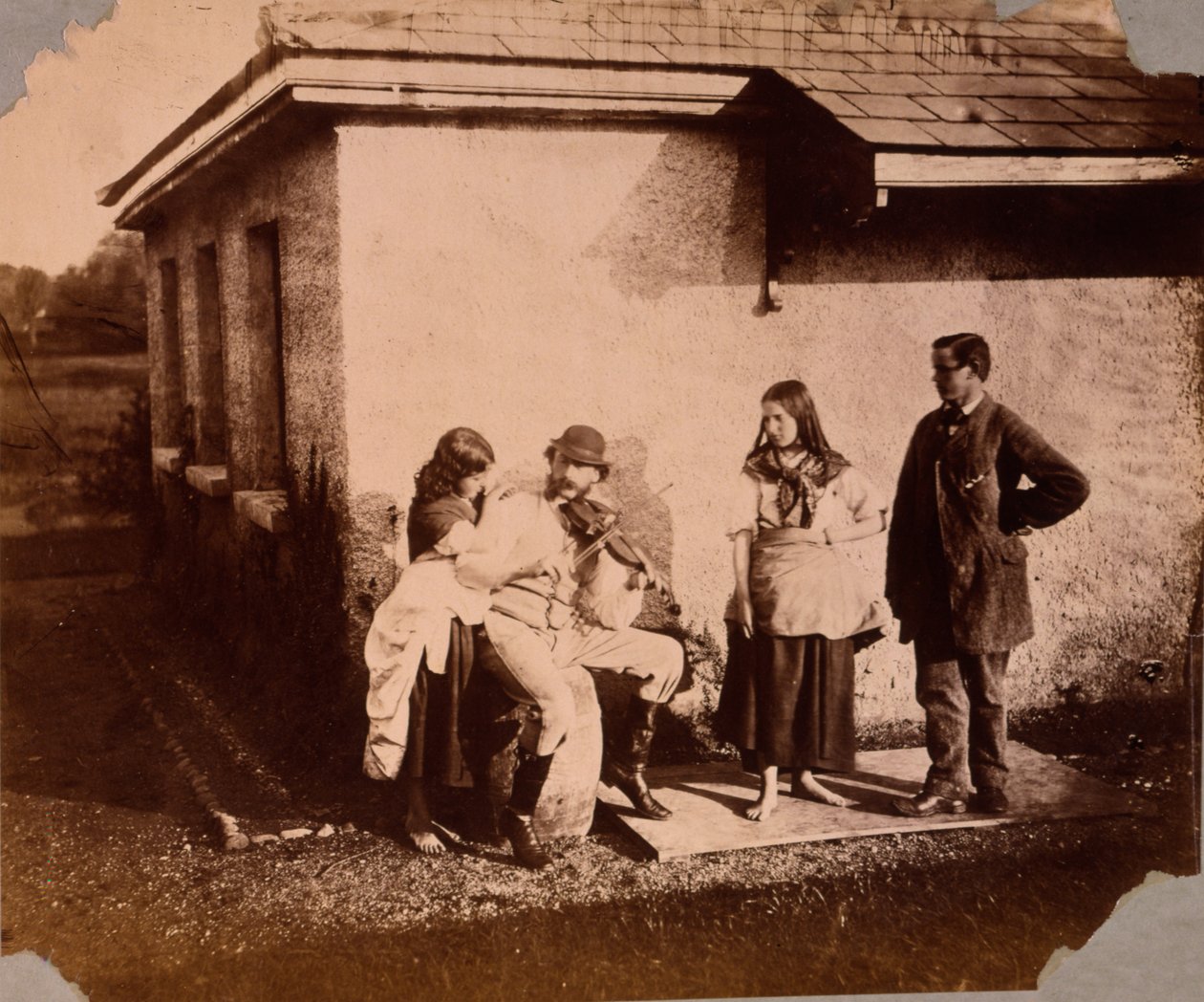 Lapset kuuntelevat viulua soittavaa miestä, noin 1859-61. tekijältä Viscountess Hawarden