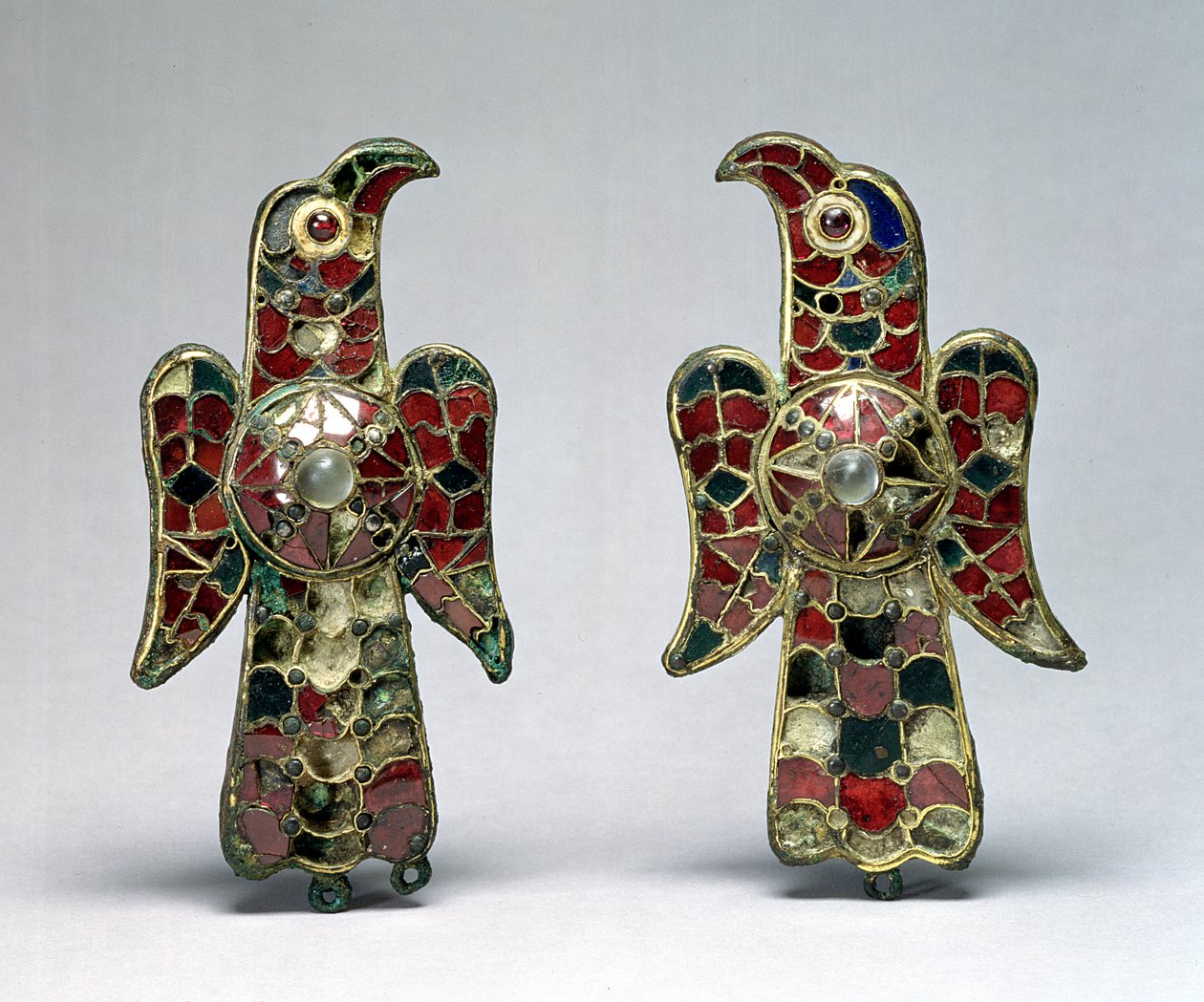 Kaksi kotkan muotoista piikkiä, löydetty hautausmaalta Badajozin maakunnassa, Espanjassa, 6. vuosisadalla (kullattua pronssia, granaattia ja vuorikristalli) tekijältä Visigothic