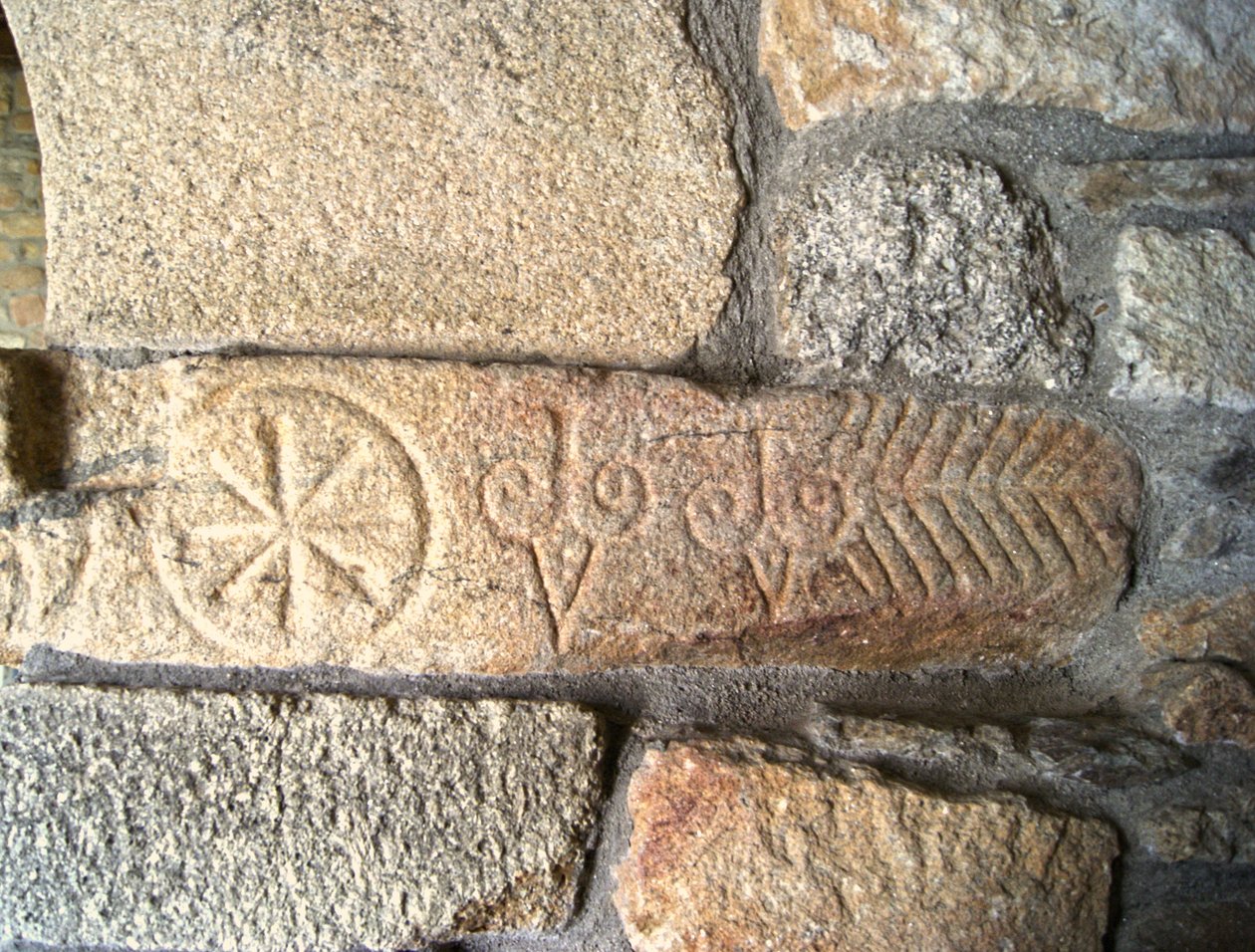 Visigoottilaiset kaiverrukset São Pedro de Balsemãon kappelissa, Sé, Lamego, Portugali n. 599 (graniitti) tekijältä Visigothic