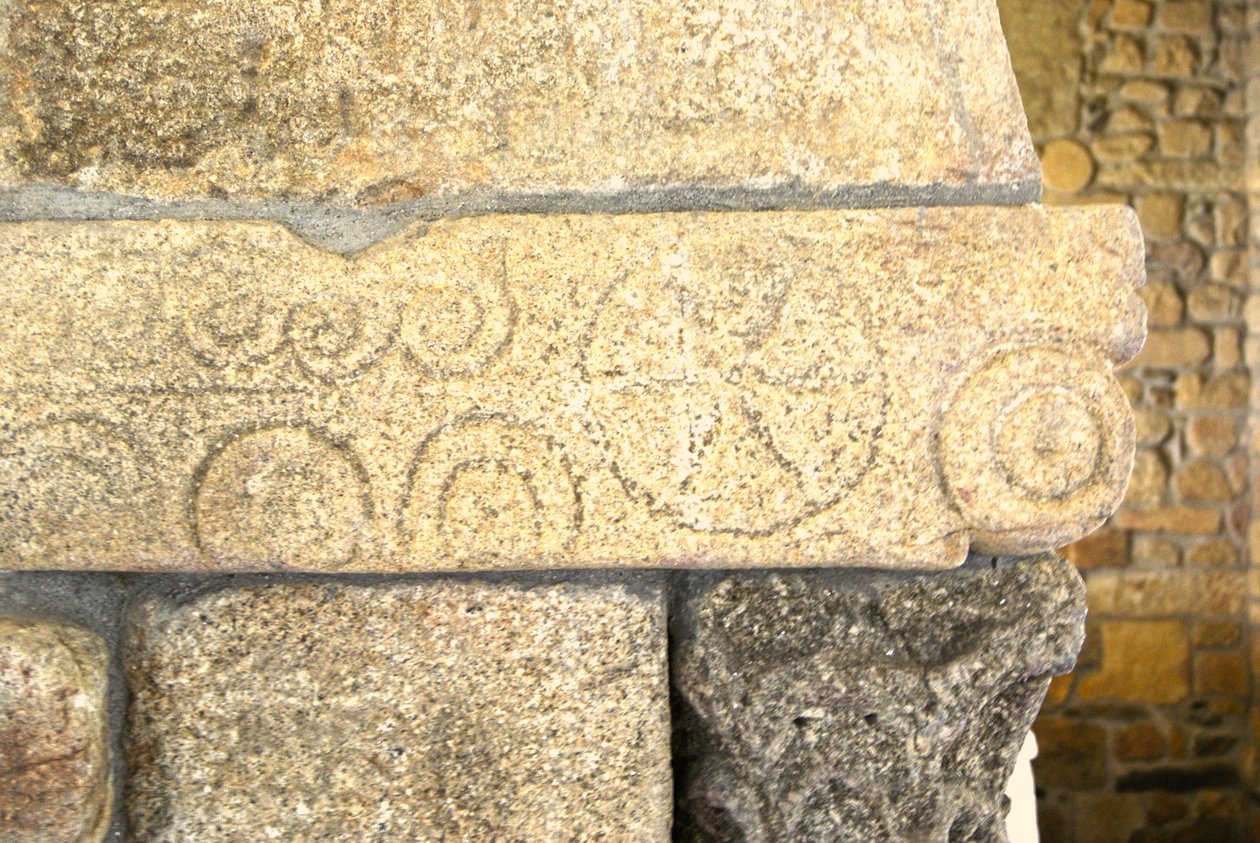 Visigoottilaiset kaiverrukset São Pedro de Balsemãon kappelissa, Sé, Lamego, Portugali n. 599 (graniitti) tekijältä Visigothic