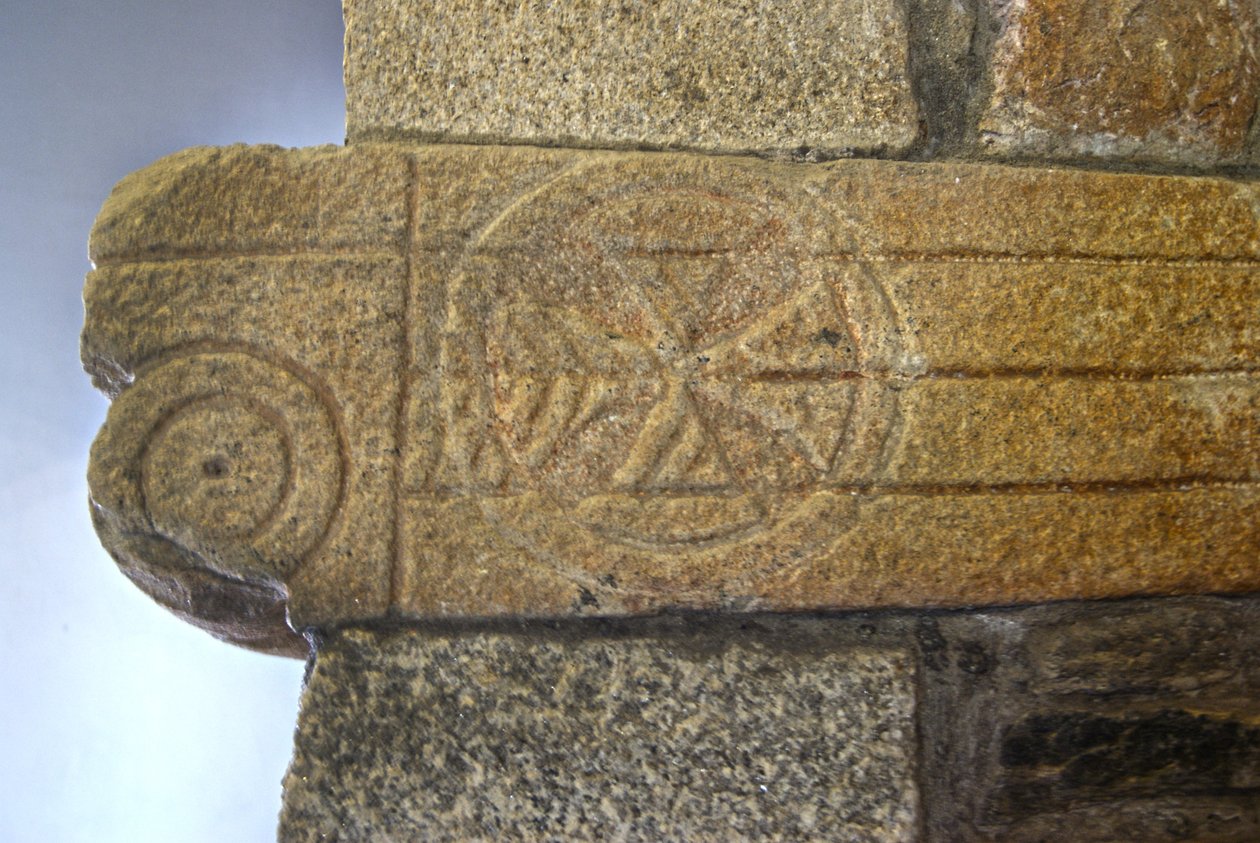 Visigoottien kaiverruksia São Pedro de Balsemãon kappelissa, Sé, Lamego, Portugali noin 599 (graniitti). tekijältä Visigothic