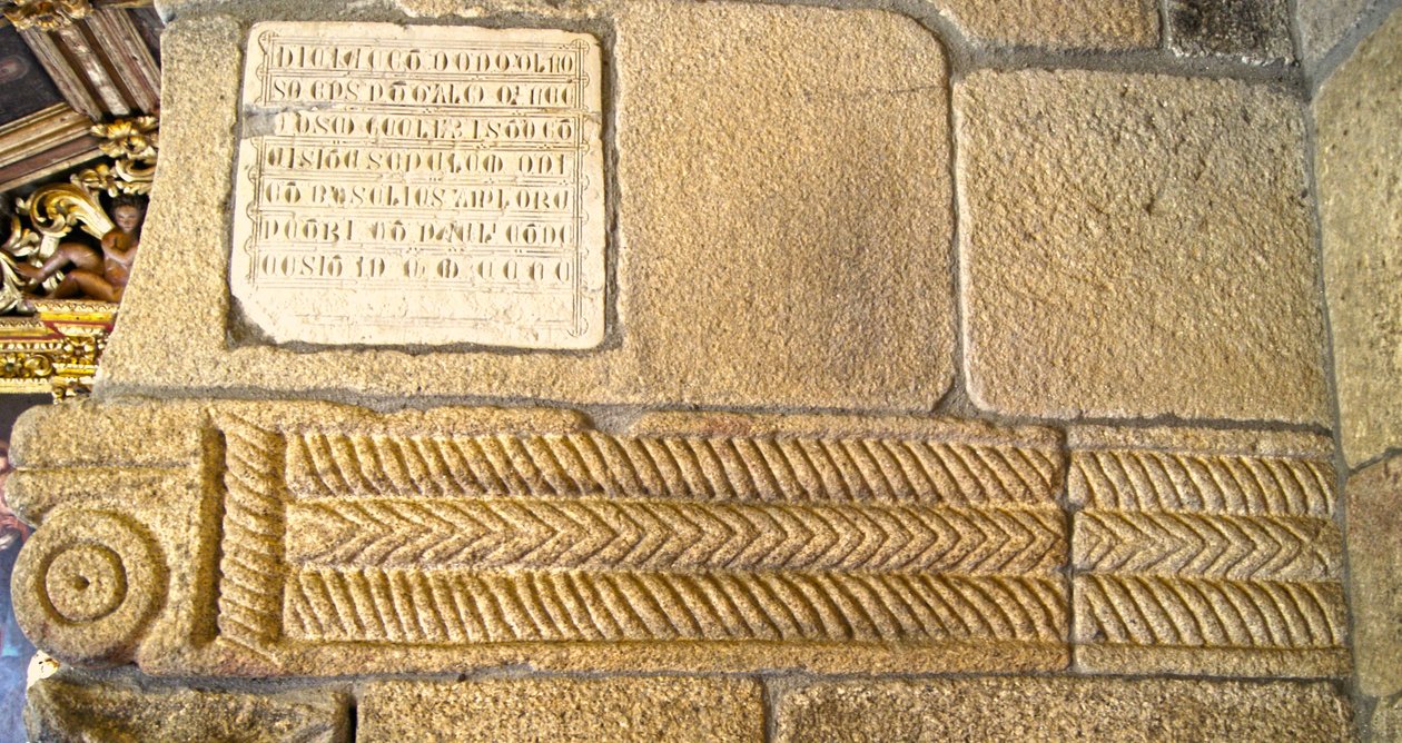 Visigoottilaiset kaiverrukset São Pedro de Balsemãon kappelissa, Sé, Lamego, Portugali n. 599 (graniitti) tekijältä Visigothic