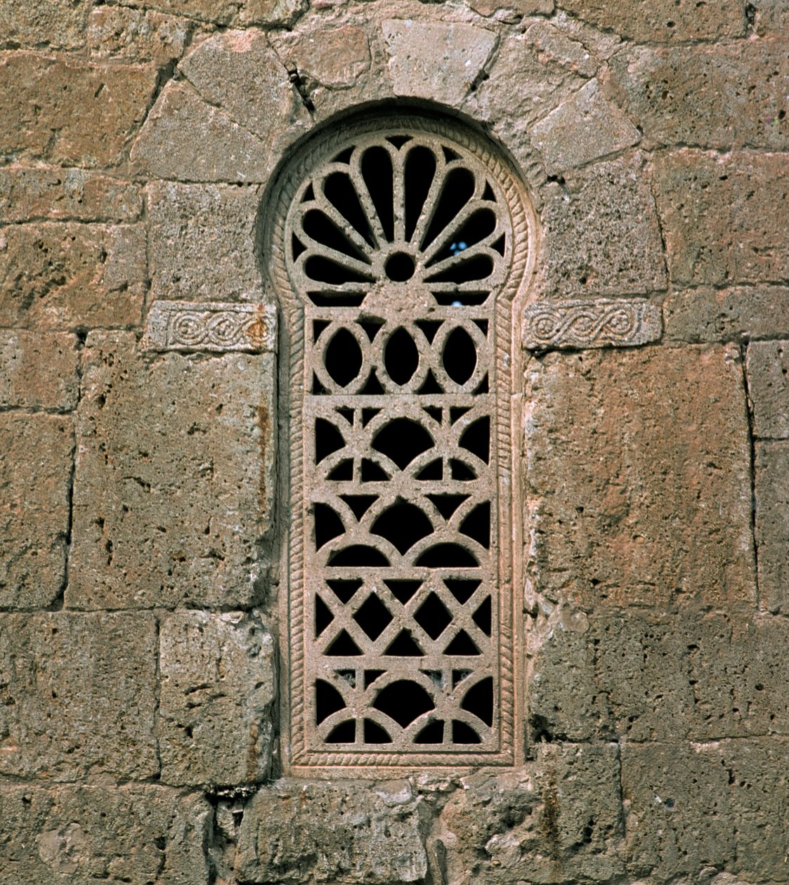 Ikkuna tekstiileillä, Basilica de San Juan Bautistasta, rakennettu vuonna 661 tekijältä Visigothic