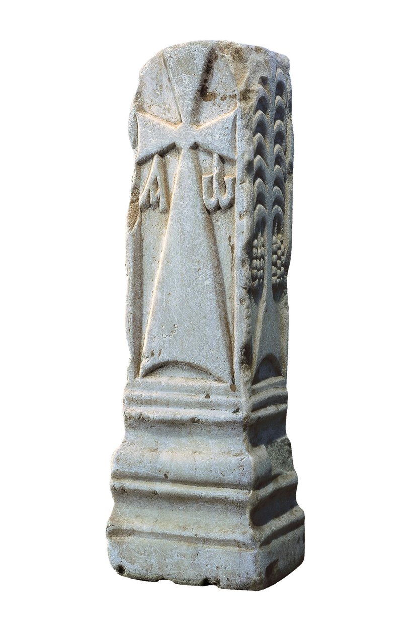 Kristillisiä chrisman, alfan ja omegan symboleja kuvaava alttarikivi 7. vuosisadalta (kivi) tekijältä Visigothic