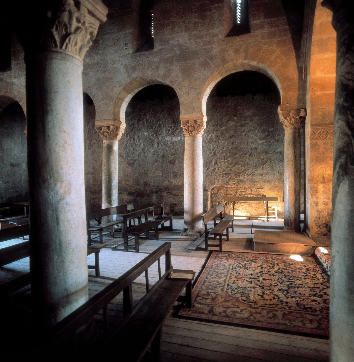 Pyhän Johannes Banoksen basilikan sisätilat, Banos de Cerrato, Espanja, 7. vuosisata (kuva) tekijältä Visigothic