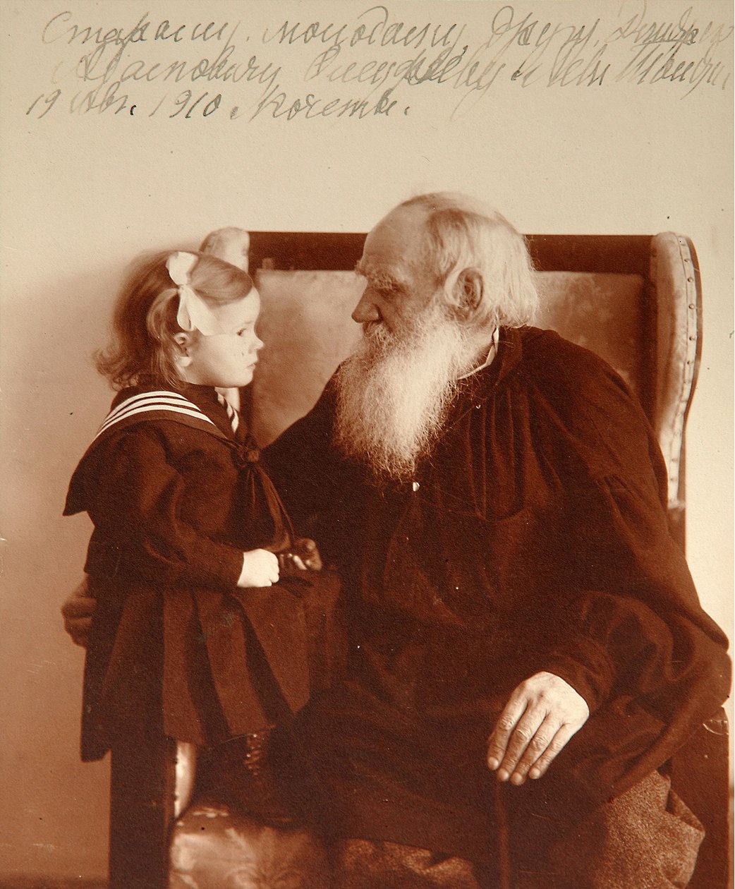 Kirjailija Leon Tolstoi tyttärentyttärensä Tatjanan kanssa Jasnaja Poljanassa, 1910 (bw kuva) tekijältä Vladimir Grigorievich Chertkov