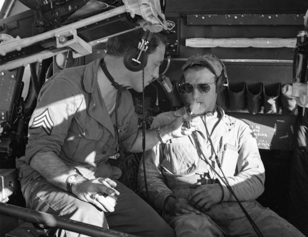Armeijan ilmavoimien B-17:n miehistö jakaa savukkeita MacDill Fieldin harjoituksissa toisen maailmansodan aikana. tekijältä Volkmar Wentzel