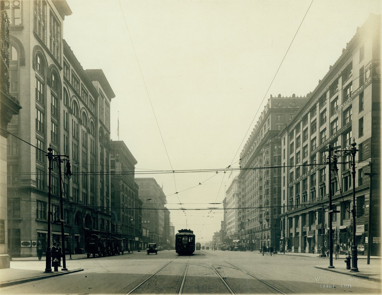 Twelfth Street ja Washington Avenue katsovat etelään. tekijältä W.C. Persons