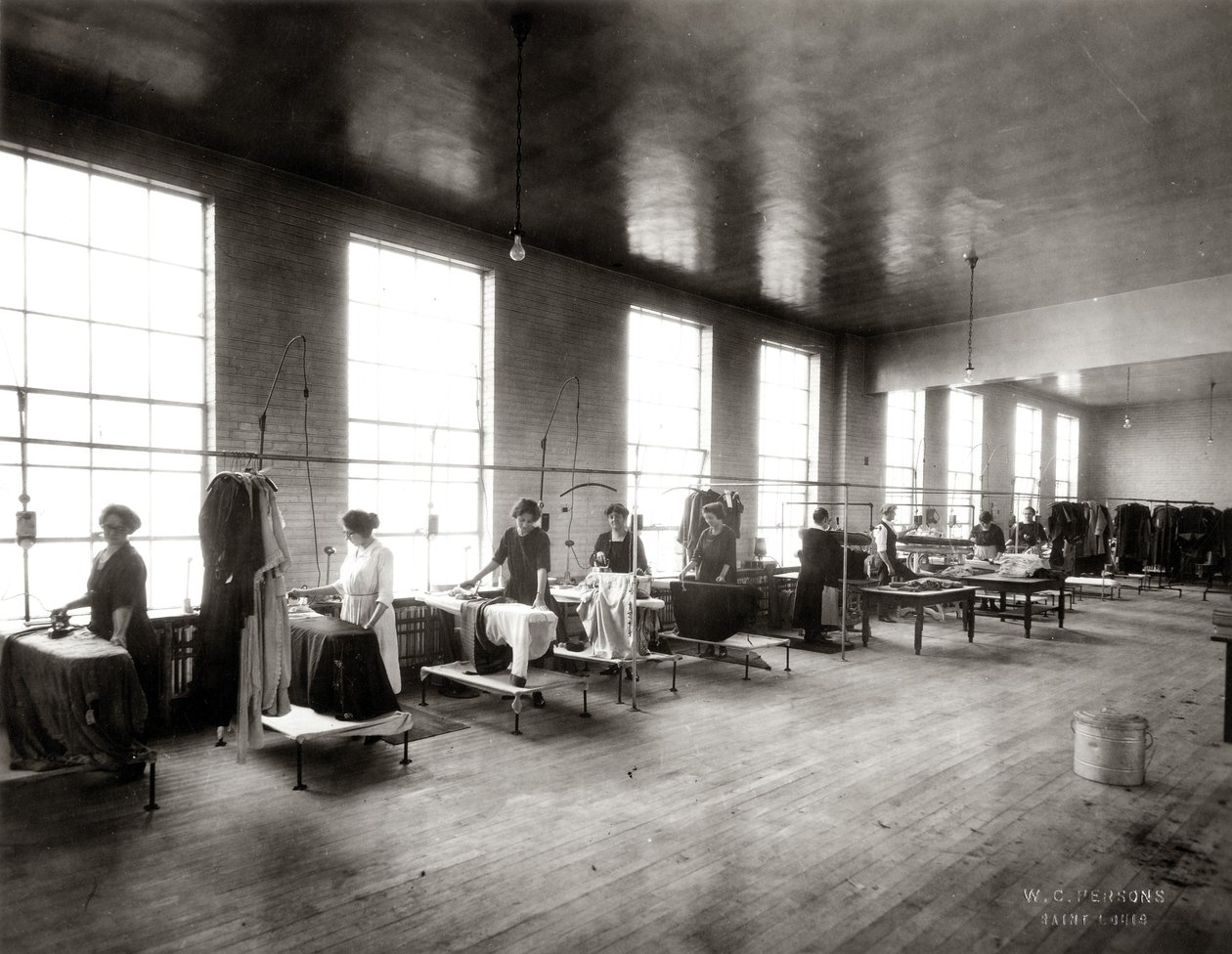 Naisia töissä Lungstras Dyeing and Cleaning Companyn puristusosastolla tekijältä W.C. Persons