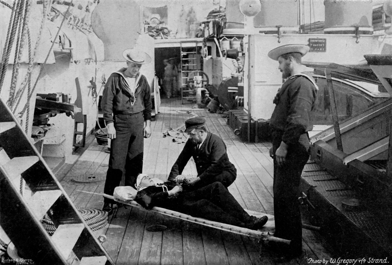 Ambulanssiharjoitus HMS Tartar -risteilijällä, 1896. tekijältä W Gregory