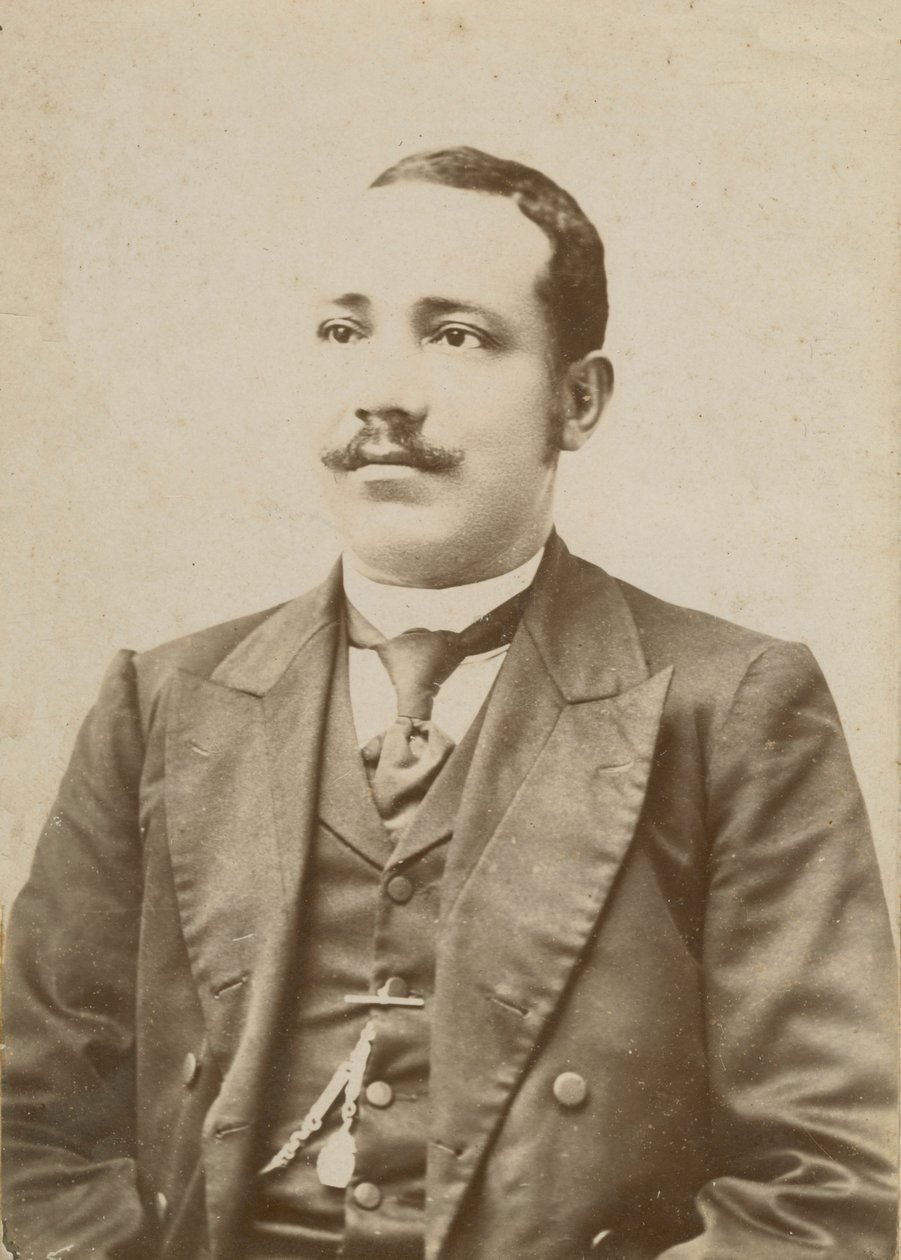 Valokuva miehestä, jolla on yllään tumma puku ja taskukello liivissään, 1886-1900. tekijältä W. M. Hubbard