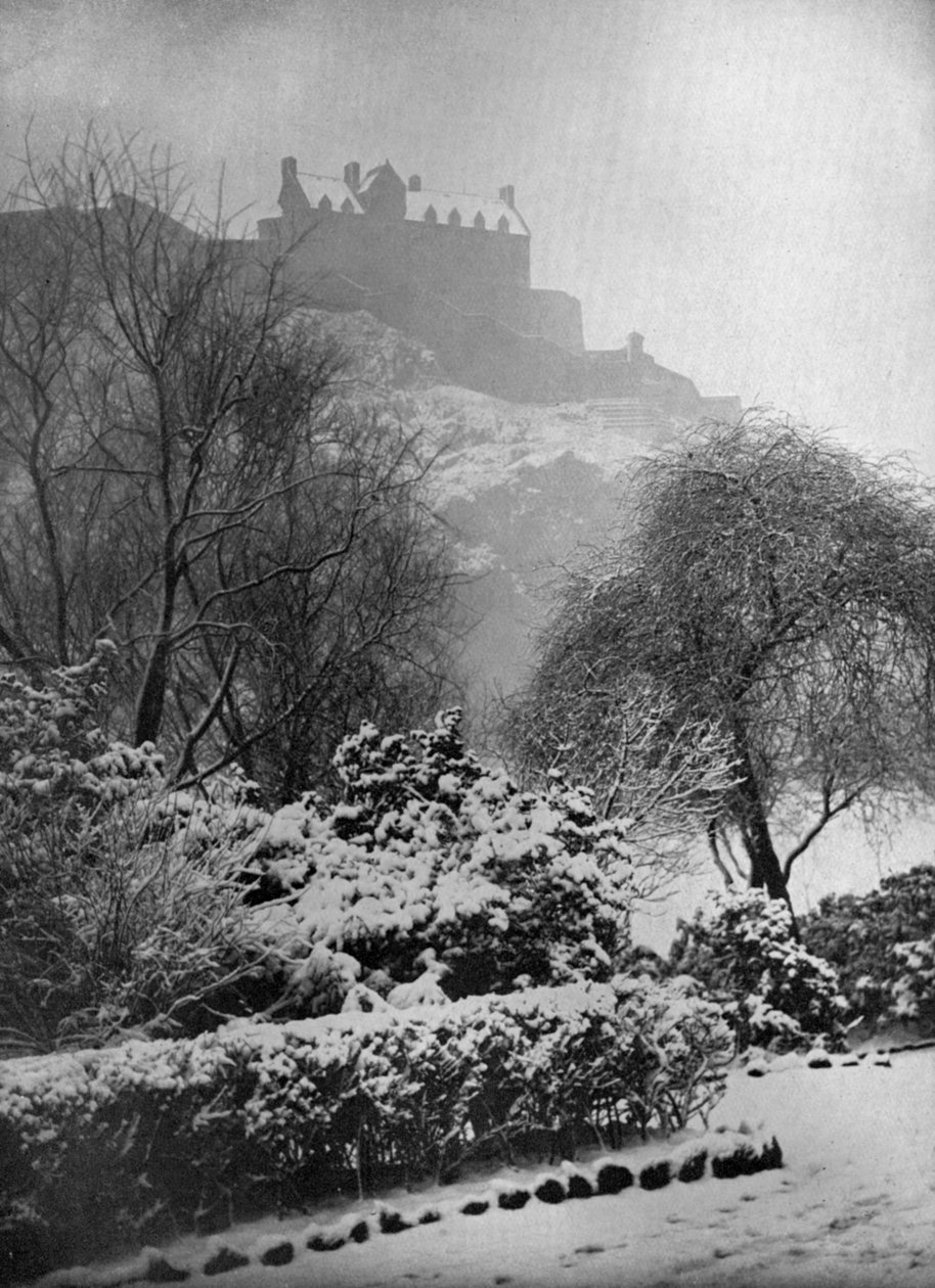 Edinburghin linna lumessa, Princes Street Gardensista, Skotlannista, 1924-1926. tekijältä W. Reid