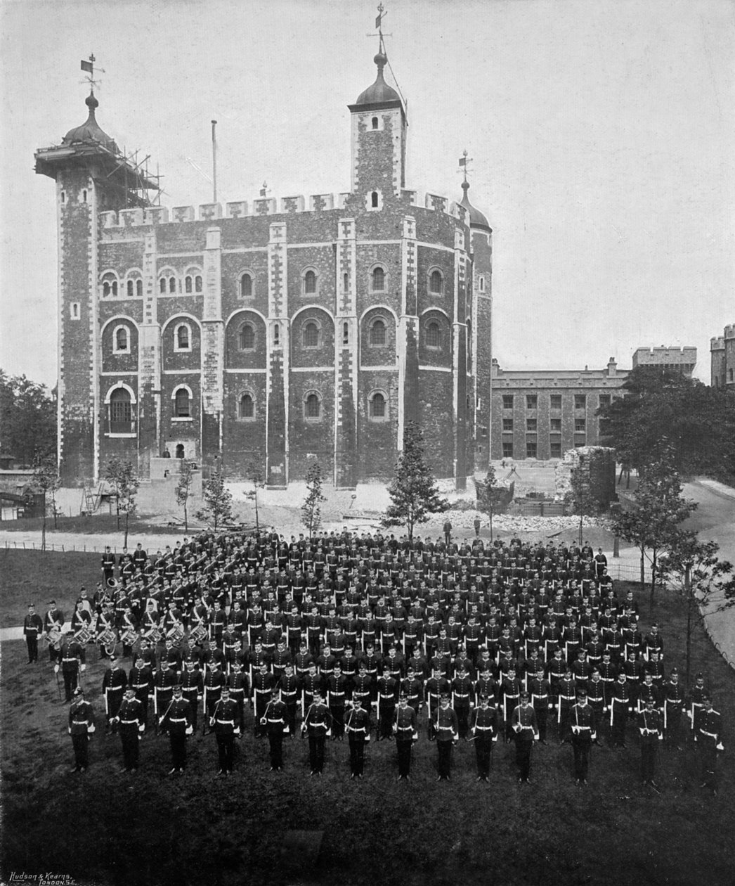 Ensimmäinen Suffolk-rykmentti Lontoon Towerissa, 1895-1896. tekijältä W. W. Rouch