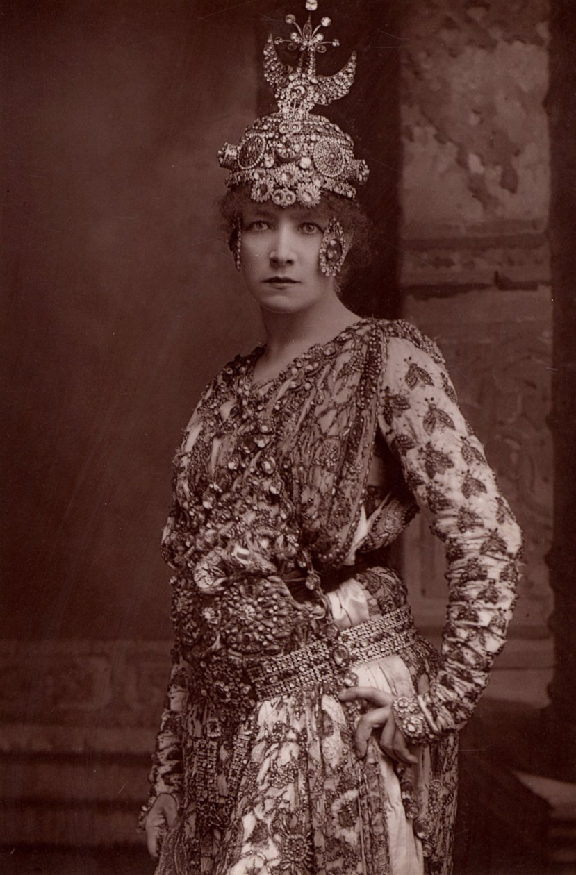 ""Henriette Rosine Bernard kirjoittaa Sarah Bernhardtin (1844-1923) (woodburytype) tekijältä W. and D. (after) Downey