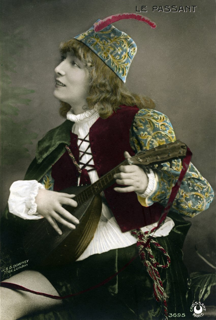 Henriette Rosine Bernard eli Sarah Bernhardt (1844-1923), trubaduuri Zanetton roolissa soittamassa luuttua François Coppéen näytelmässä "Le passer". (kuva) tekijältä W. and D. Downey