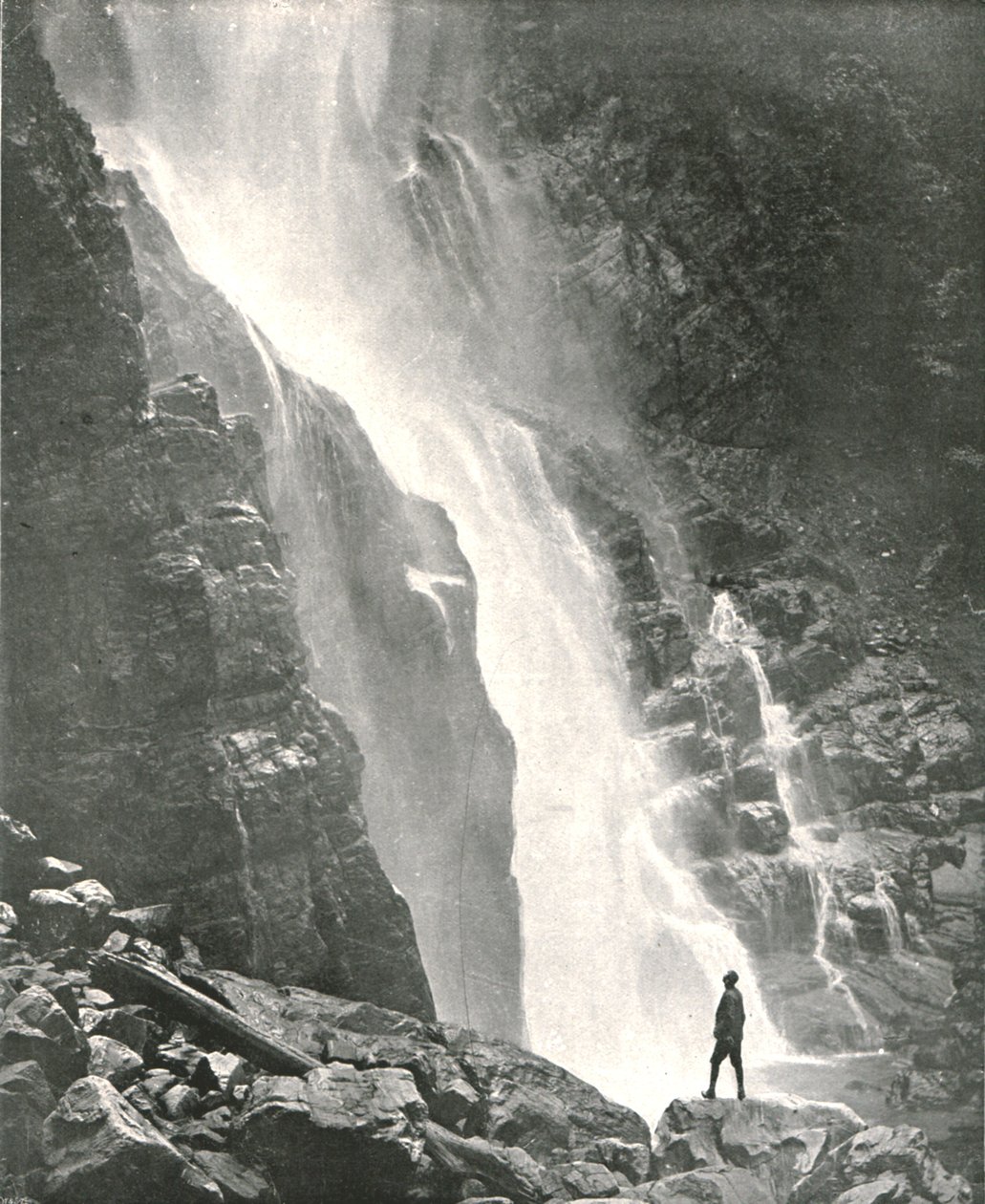 Vesiputous kukkulan alueella, Dehra Dun, Intia, 1895. tekijältä W and S Ltd