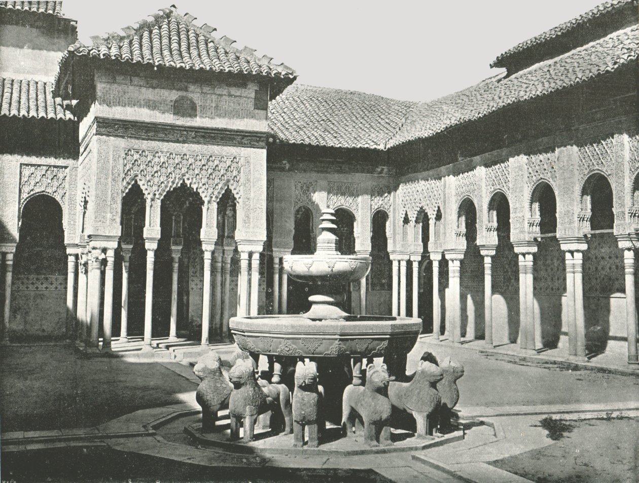 The Court of the Lions, Alhambra, Granada, Espanja, 1895. tekijältä W and S Ltd