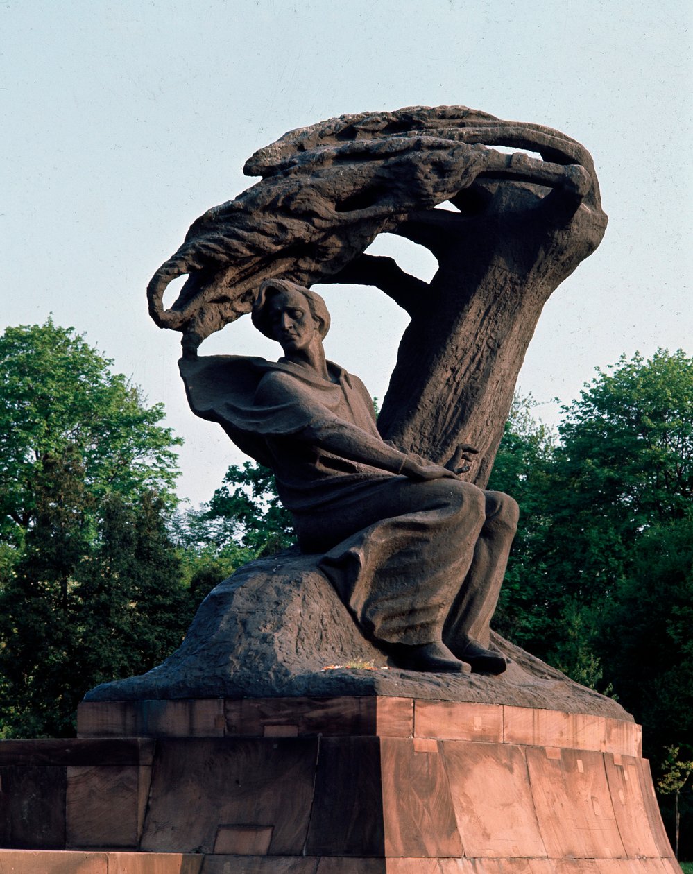 Näkymä säveltäjä Frederic Chopinille (1810-1849) omistetusta muistomerkistä Varsovassa, Puolassa tekijältä Waclaw Szymanowski