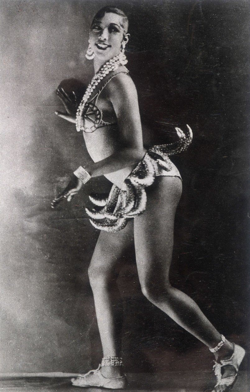 Josephine Baker pukeutunut banaanivyöllä. Valokuva: Lucien Walery (1863-1935). tekijältä Walery
