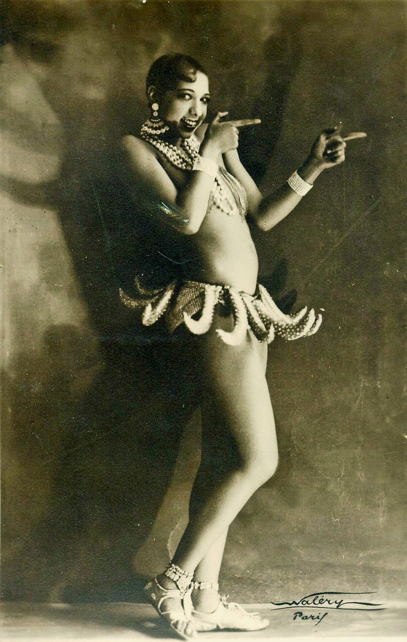 Josephine Baker yllään kuuluisassa Banana-asussaan n. 1927 (m/v kuva) tekijältä Walery