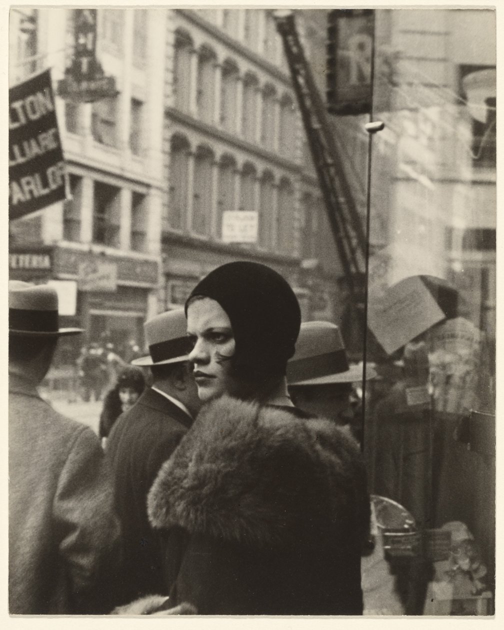 Tyttö Fulton Streetillä, New York tekijältä Walker Evans