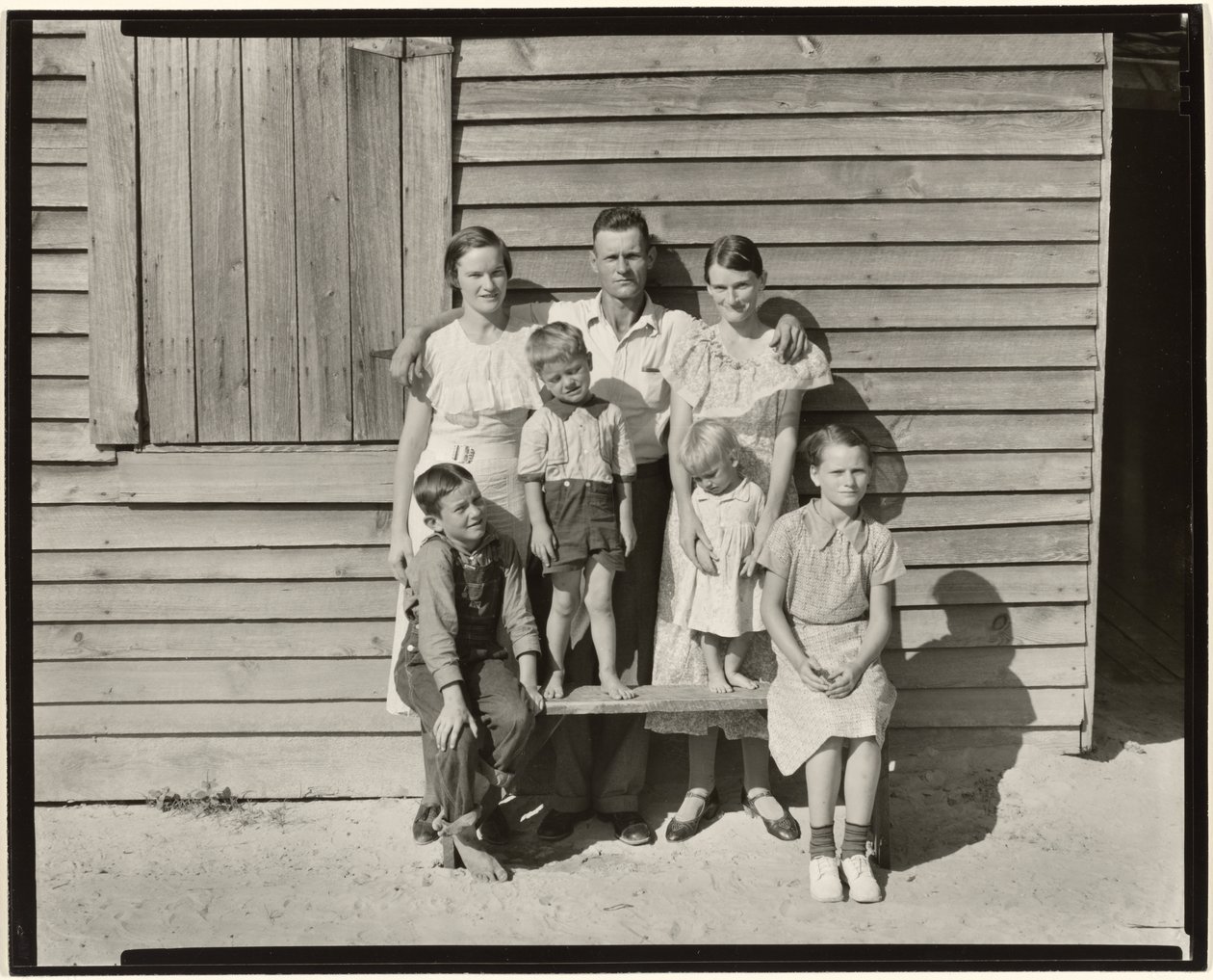 Osakastyöläisten perhe, Hale County, Alabama / Burroughsin perhe, Hale County, Alabama tekijältä Walker Evans