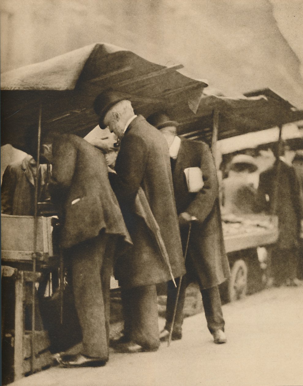 Yhdessä Farringdon Road Marketin kirjakaupoissa, vuodelta 1935. tekijältä Walter Benington