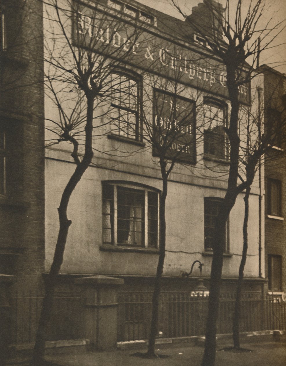 Vanhan kellon merkillä St. Bridesin kirkkopihalla, n. 1935. tekijältä Walter Benington