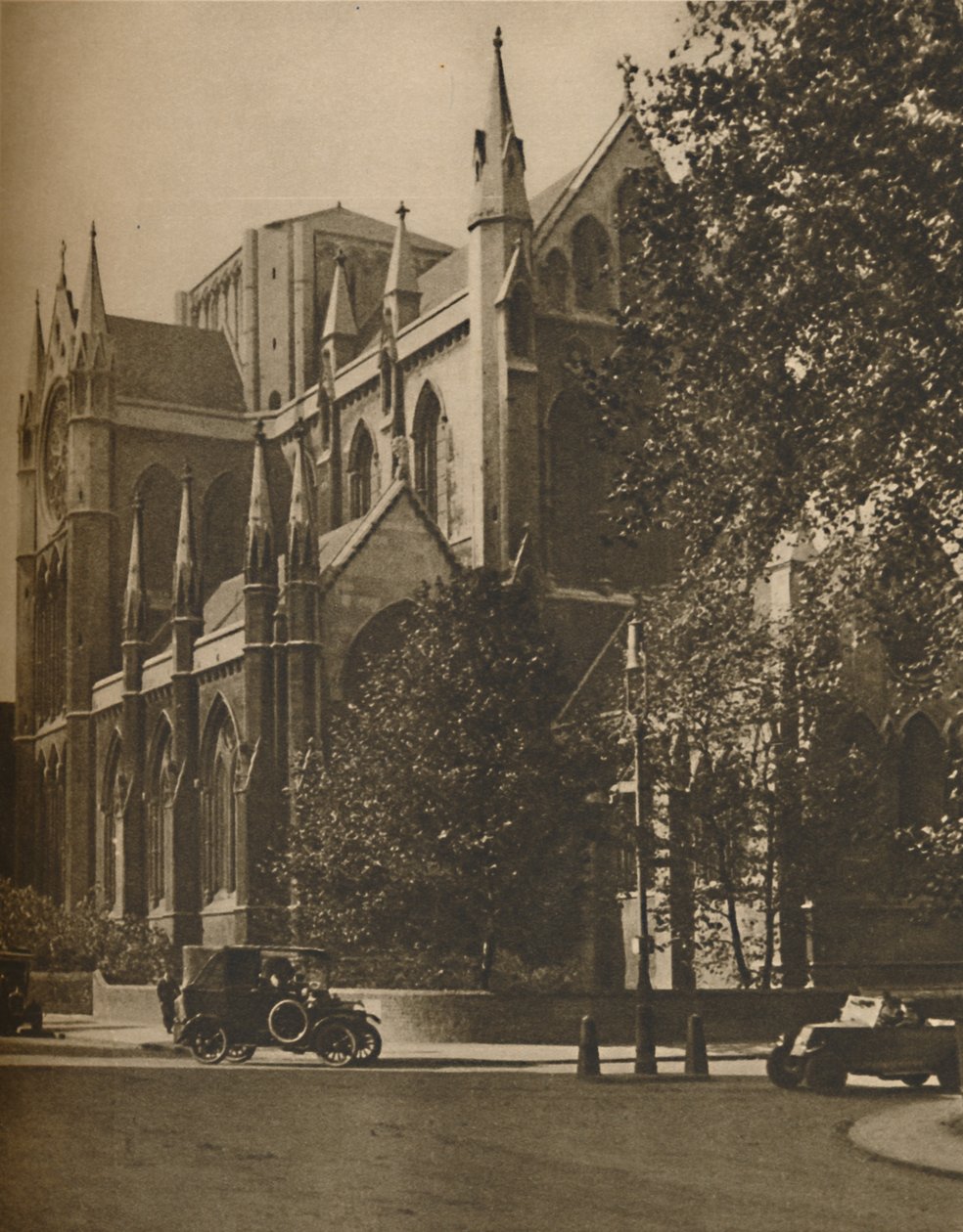 Bloomsburyn katedraali: Katolinen apostolinen kirkko Gordon Squarella, n. 1935. tekijältä Walter Benington