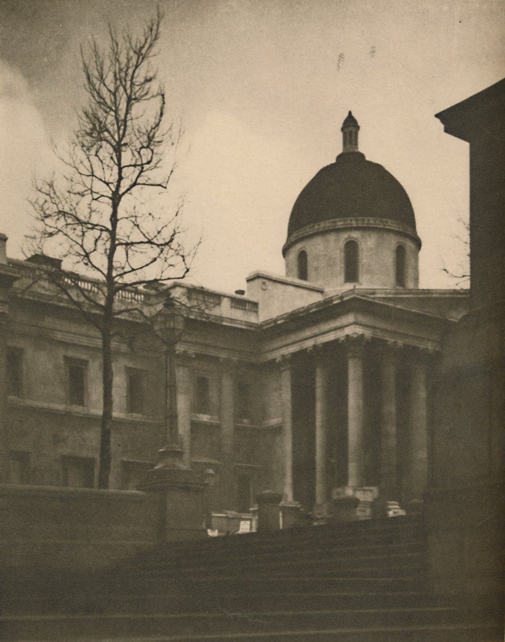 Kansallisgalleria Trafalgar Squaren Terrace Stepsistä, vuodelta 1935. tekijältä Walter Benington