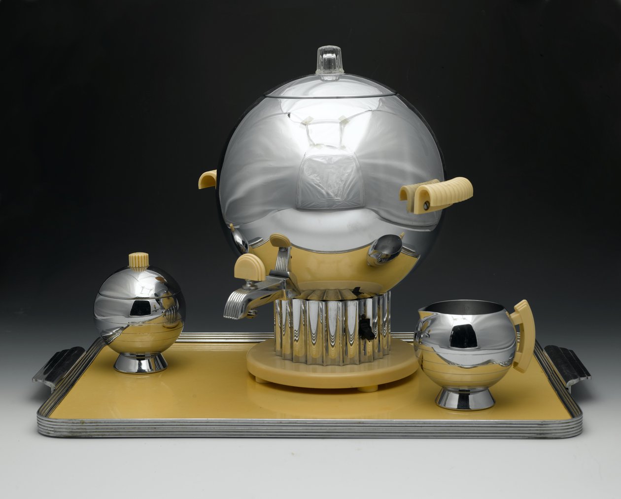Kahviuurna, "Coronet Pattern", mallinro 90121, valmistaja Chase Brass & Copper Co. Inc. tekijältä Walter von Nessen