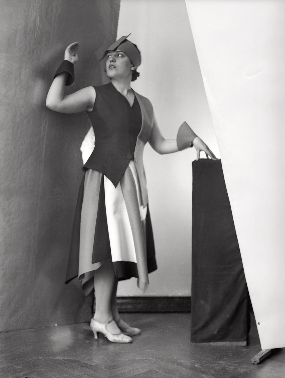 Muotokuva Anita Pittonista taidemaalari Marcello Clarionin suunnittelemassa mekossa, noin 1930 (s/w-kuva). tekijältä Wanda Wulz
