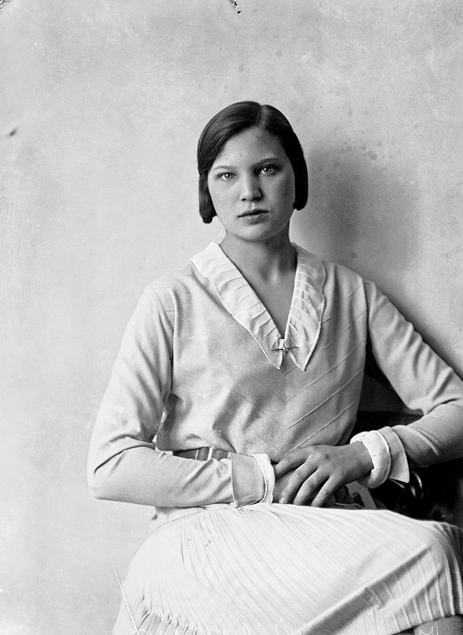 Muotokuva Marion Wulzista Anita Pittonin suunnittelemassa mekossa, noin 1940 (s/w-kuva). tekijältä Wanda Wulz