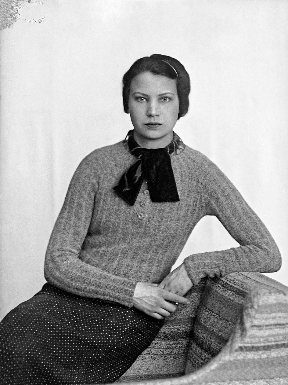 Muotokuva Marion Wulzista Anita Pittonin suunnittelemassa mekossa, noin 1940 (s/w-kuva). tekijältä Wanda Wulz