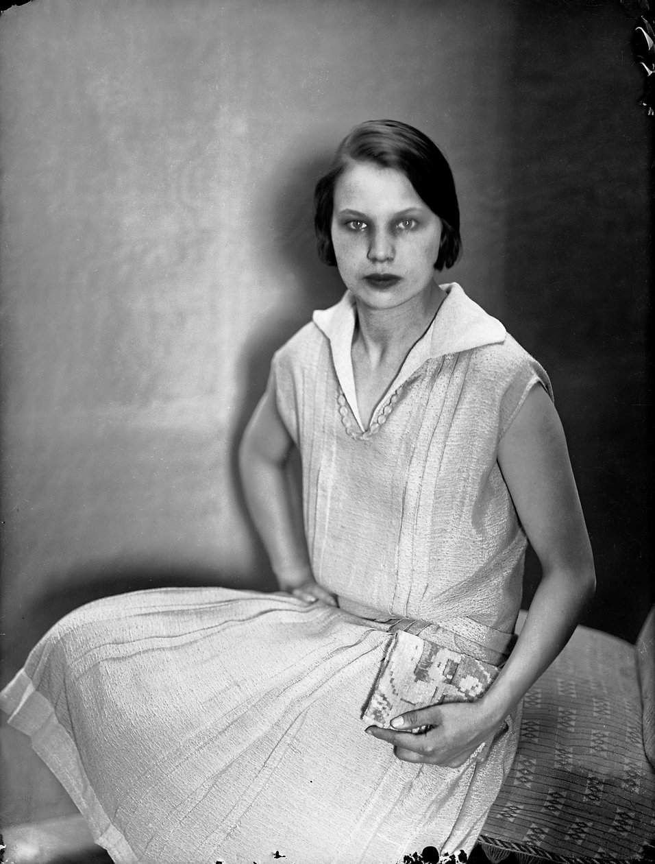 Muotokuva Marion Wulzista Anita Pittonin suunnittelemassa mekossa, noin 1930 (s/w-kuva). tekijältä Wanda Wulz