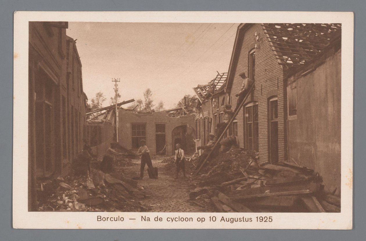 Borculo -- Hirmumyrskyn jälkeen 10. elokuuta 1925 tekijältä Weenenk and Snel