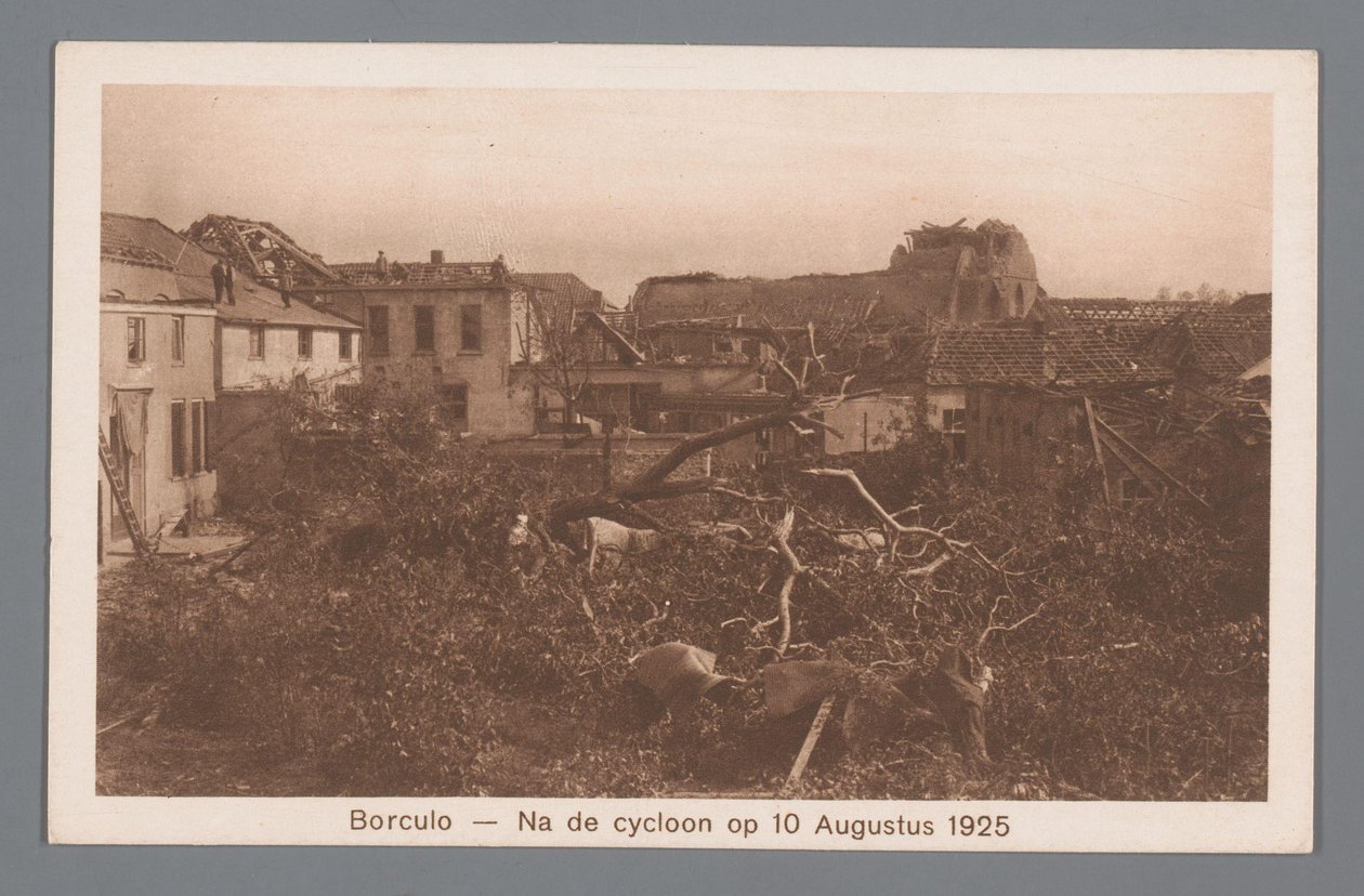 Borculo -- Hirmumyrskyn jälkeen 10. elokuuta 1925 tekijältä Weenenk and Snel