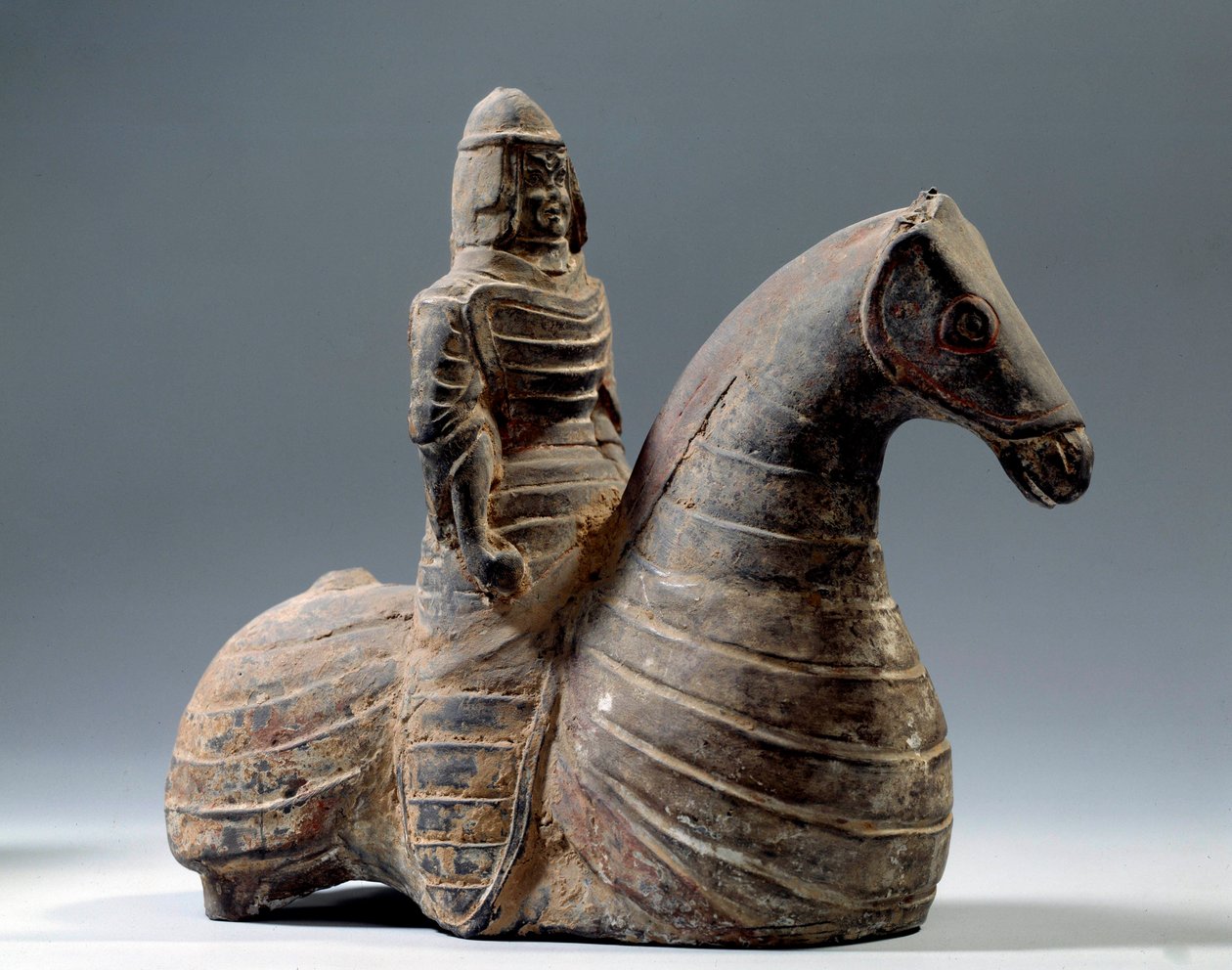 Kiinalainen taide: haarniskan hevosmiehen patsas (206 eKr.-220 jKr.), Han-kausi. Pariisin Cernuschin museo tekijältä Western Han Dynasty Chinese School