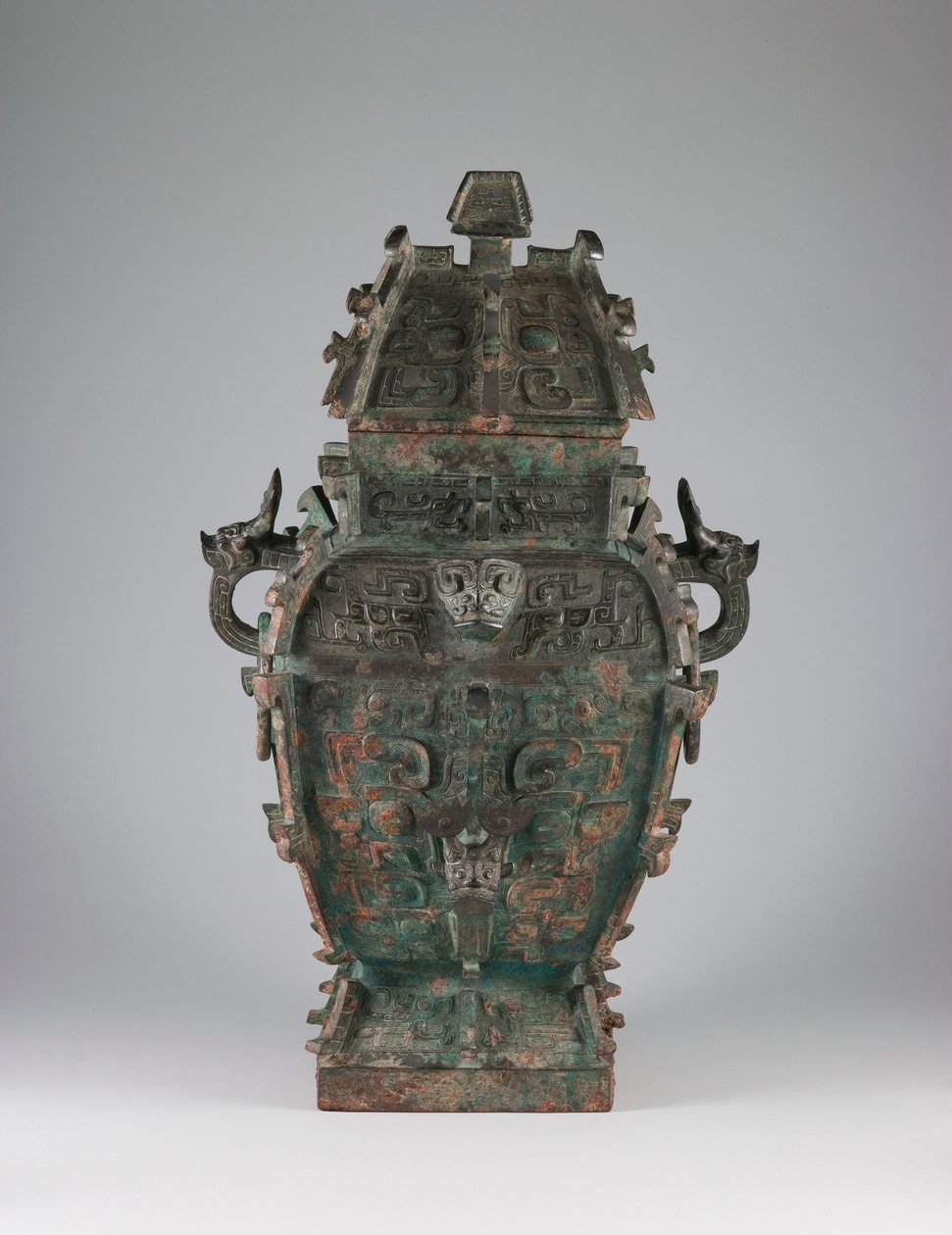 Katettu viiniastia (fang lei), jossa zoomorfisia naamioita ja eläinpäisiä kahvoja, 1100-luvun loppupuoli eaa. (pronssi) tekijältä Western Zhou Dynasty Chinese School