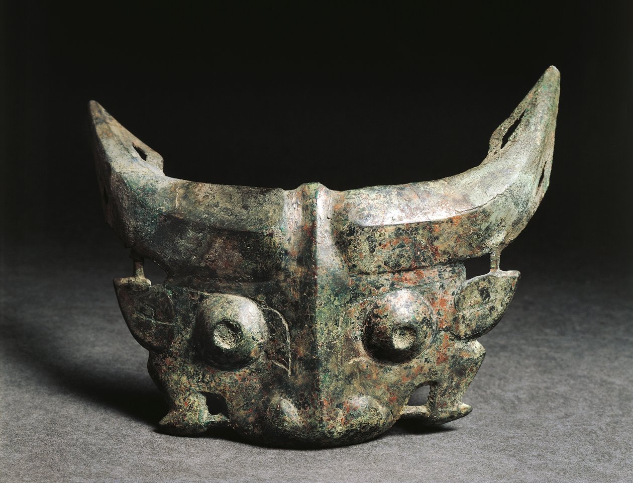 Rituaalinaamio, joka kuvaa Taotie, Kiina, Länsi Zhou-dynastia tekijältä Western Zhou Dynasty Chinese School