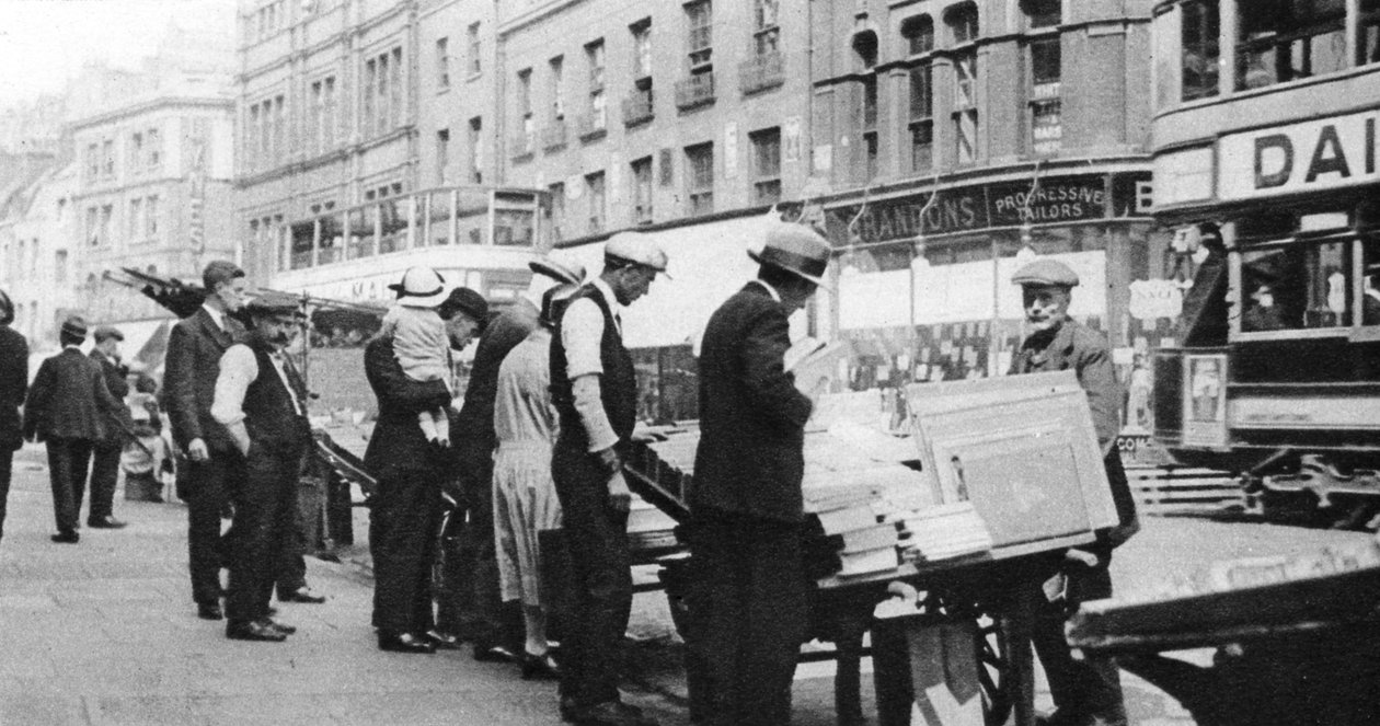 Kirjakojut Shoreditch High Streetillä Lontoossa, 1926-1927. tekijältä Whiffin