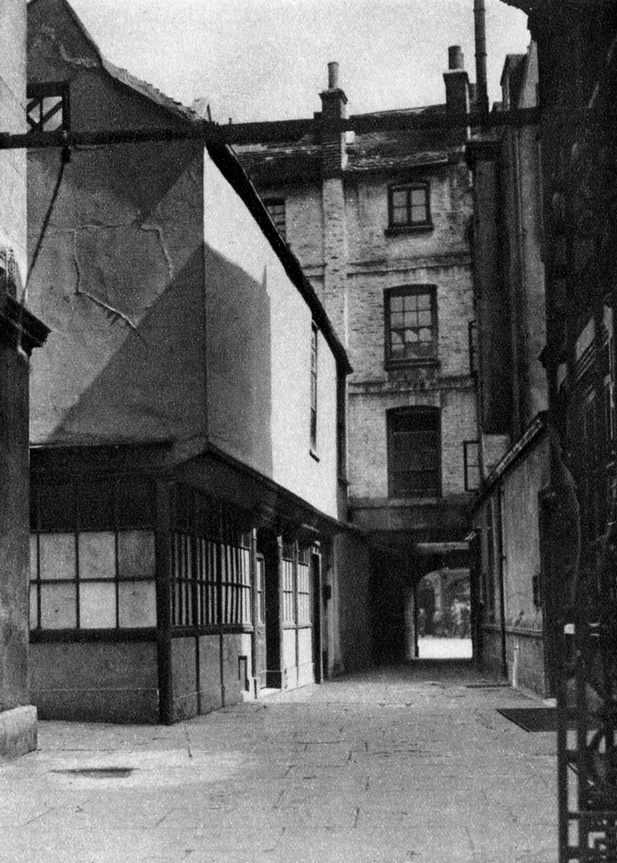 Calvertin rakennukset, joissa on Lontoon vanhalle Borough High Streetille tyypillinen sisäpiha, 1926-1927. tekijältä Whiffin