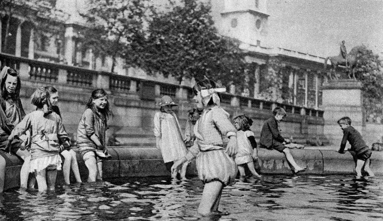 Lapset melomassa suihkulähteissä Trafalgar Squarella Lontoossa, 1926-1927 tekijältä Whiffin