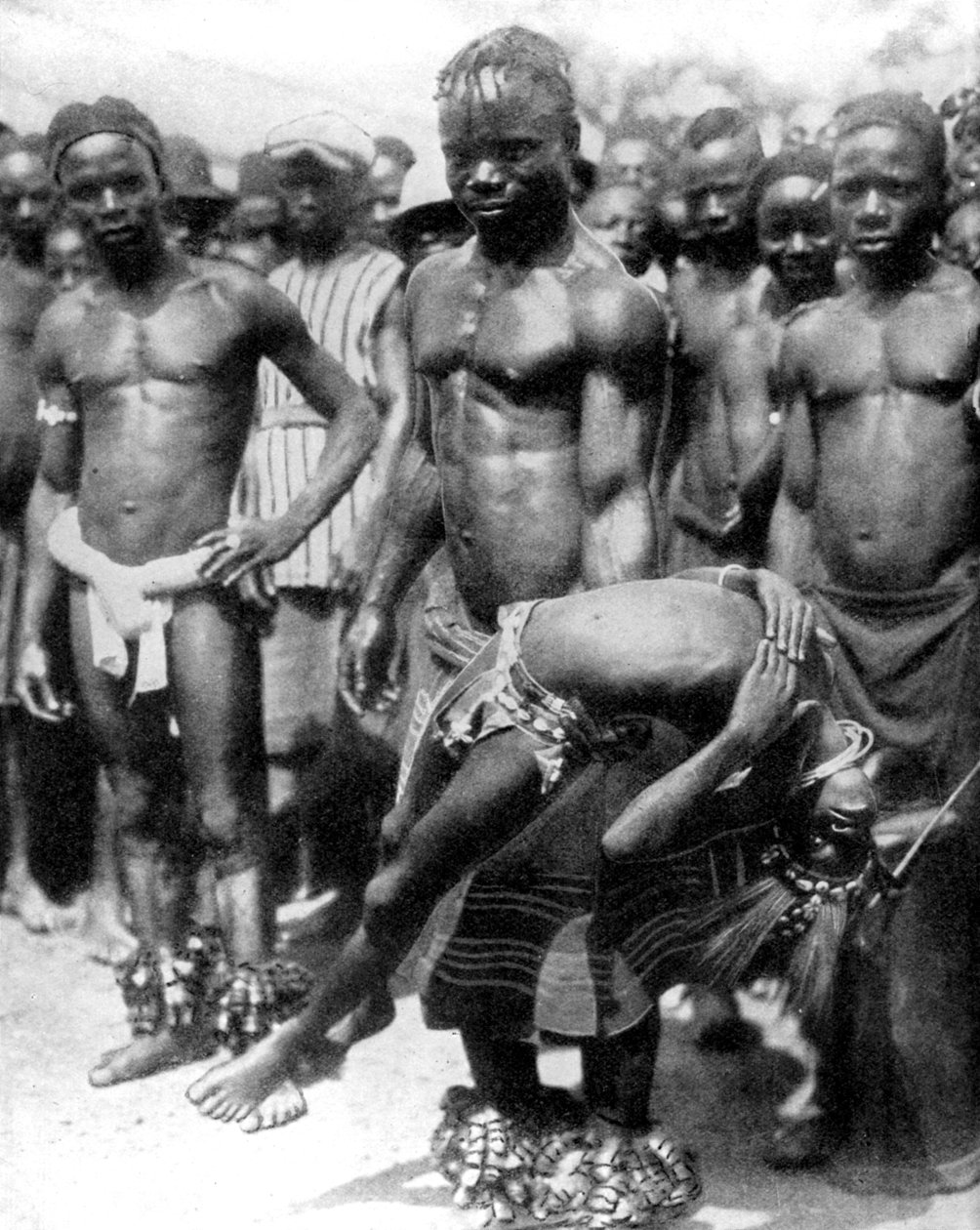 Yafouba-heimon mies jongleeraa tytön kanssa Norsunluurannikolla, Länsi-Afrikassa, 1936. tekijältä Wide World Photos
