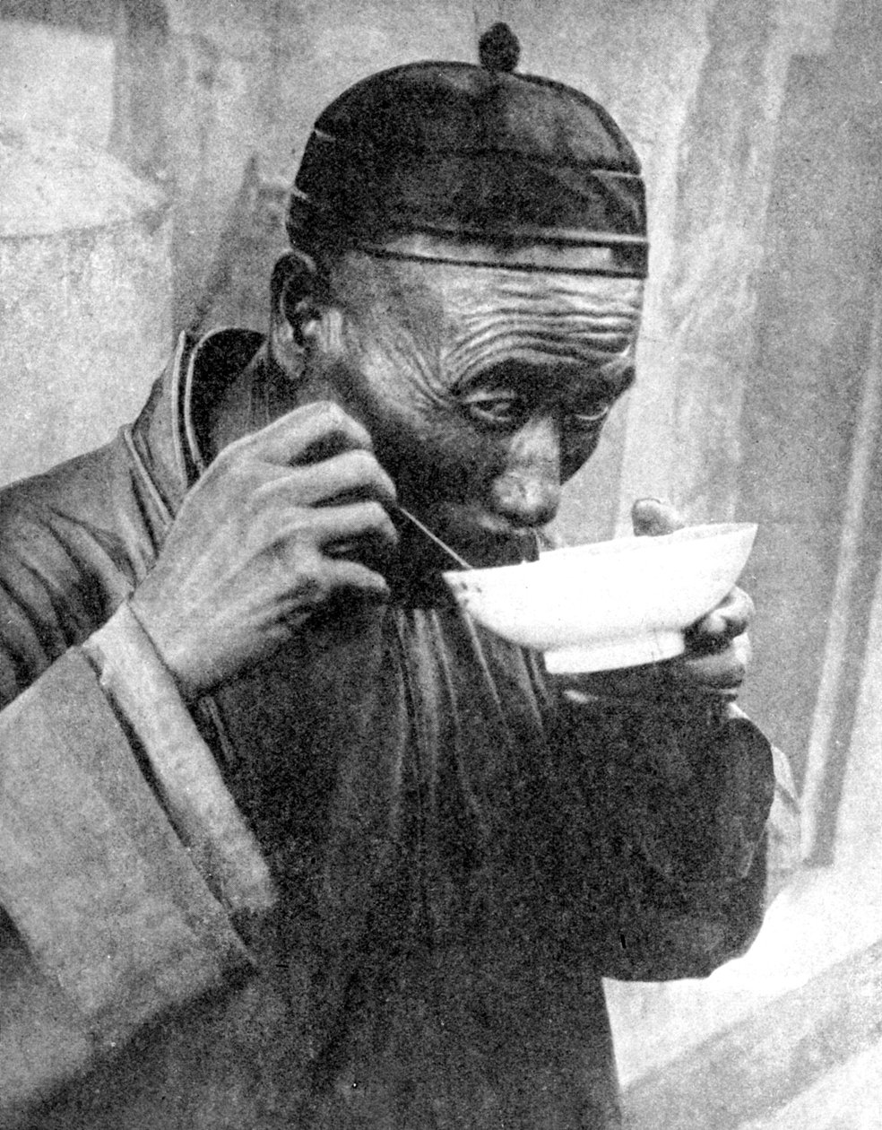 Mies syömässä, Mukden Shenyang, Kiina, 1936. tekijältä Wide World Photos
