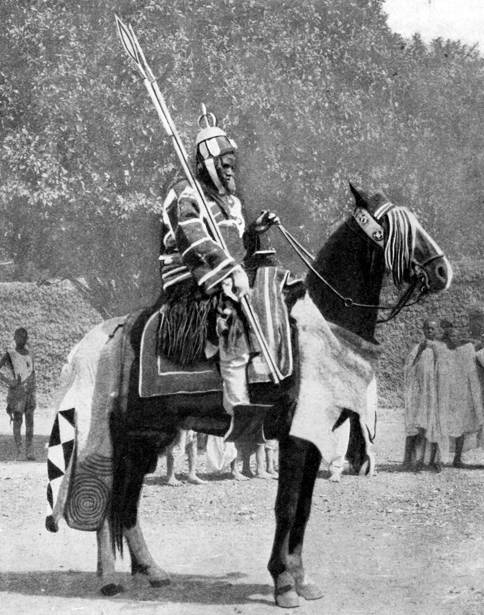 Kuninkaallinen henkivartija muinaisessa haarniskassa, Pohjois-Nigeria, 1936. tekijältä Wide World Photos